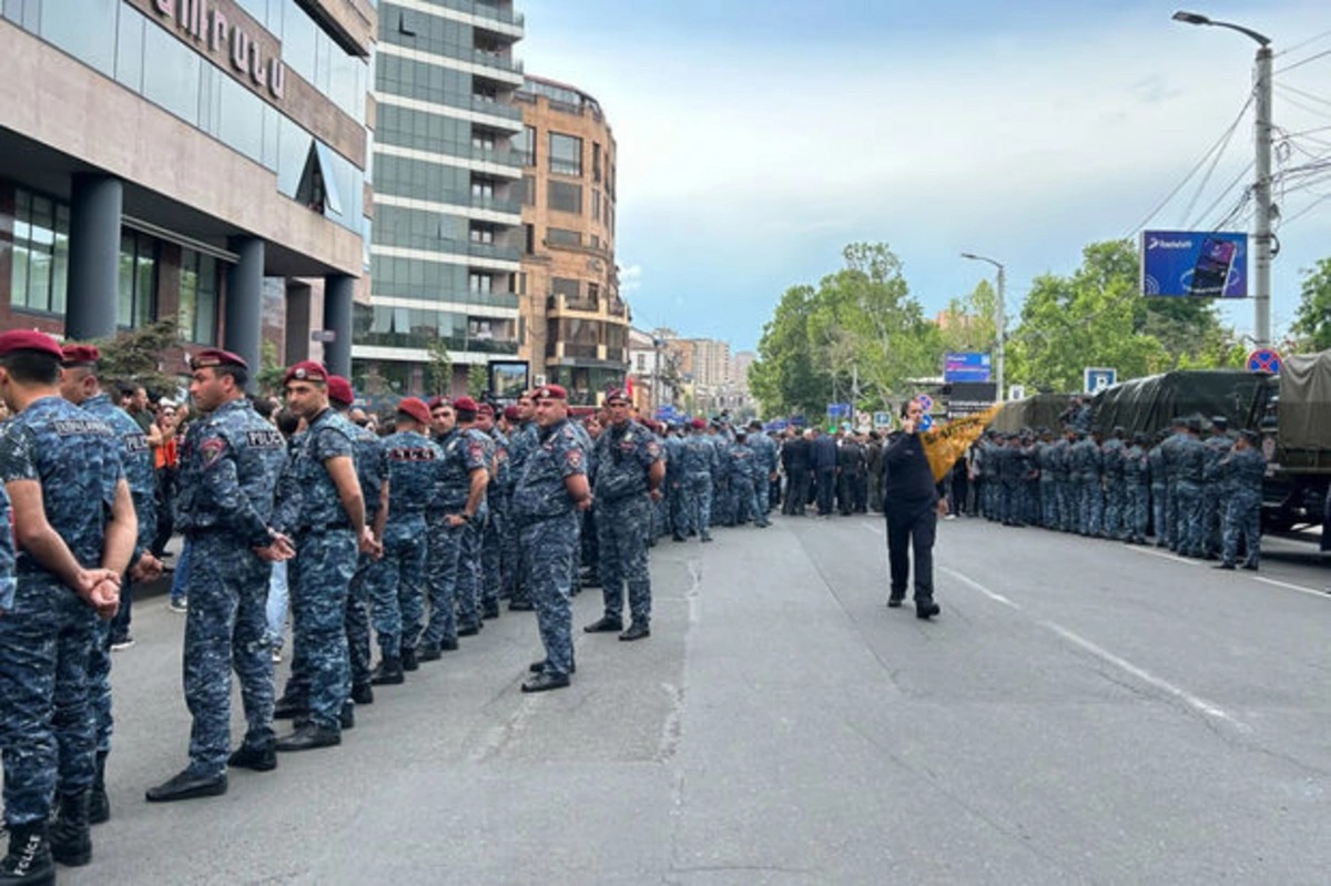 İrəvanın mərkəzində polislə müxalif fəallar arasında qarşıdurma: Snayperlər mövqeləndilər - YENİLƏNİB + VİDEO